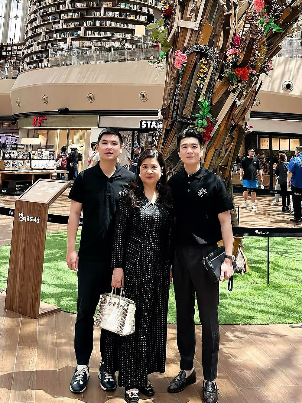 chồng Đỗ Mỹ Linh ra ngoài dát hàng hiệu tiền tỷ về nhà làm bố bỉm đích thực