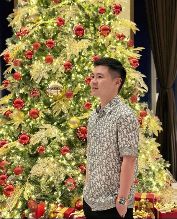 chồng Đỗ Mỹ Linh ra ngoài dát hàng hiệu tiền tỷ về nhà làm bố bỉm đích thực