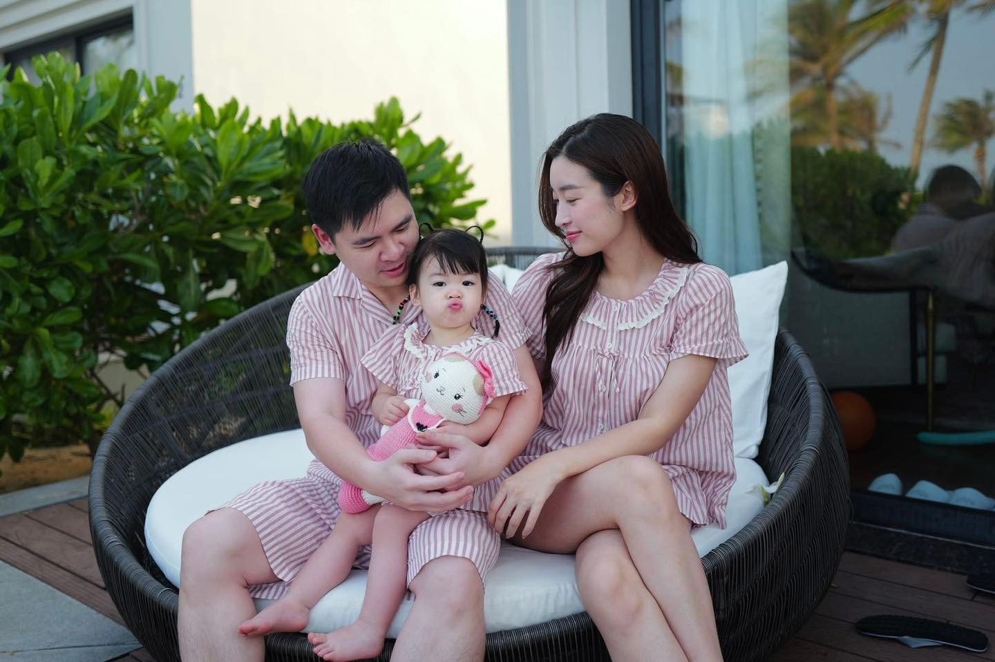 chồng Đỗ Mỹ Linh ra ngoài dát hàng hiệu tiền tỷ về nhà làm bố bỉm đích thực