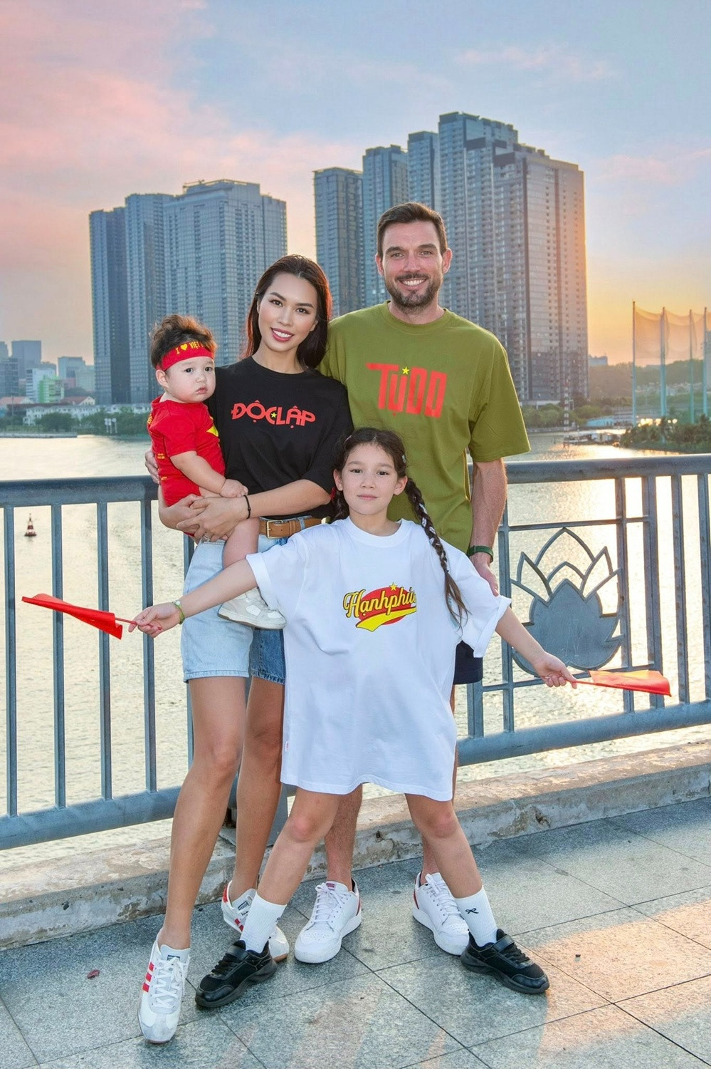 Siêu mẫu Hà Anh lên tiếng việc nam sinh viên vô lễ với cựu chiến binh