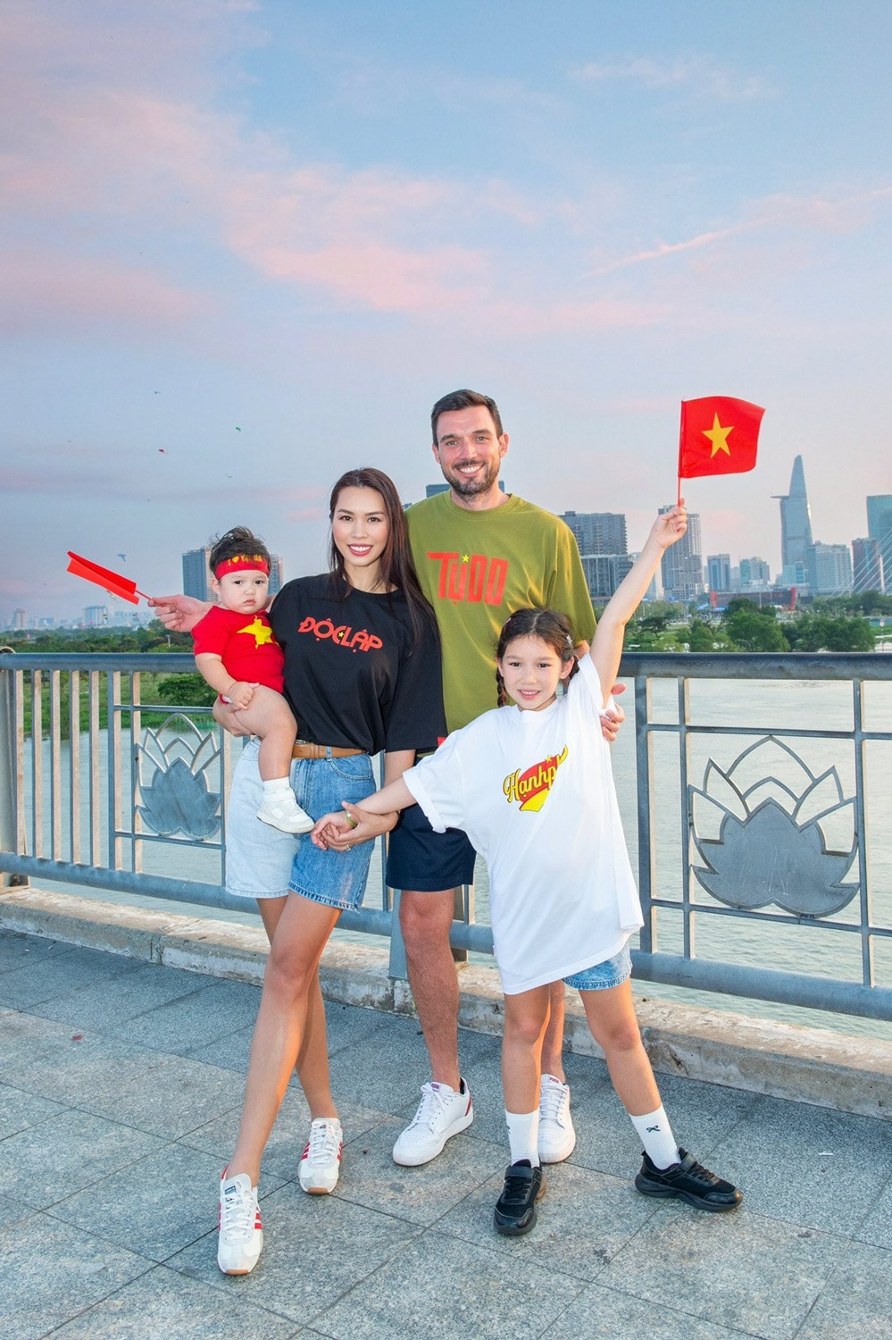 Siêu mẫu Hà Anh lên tiếng việc nam sinh viên vô lễ với cựu chiến binh