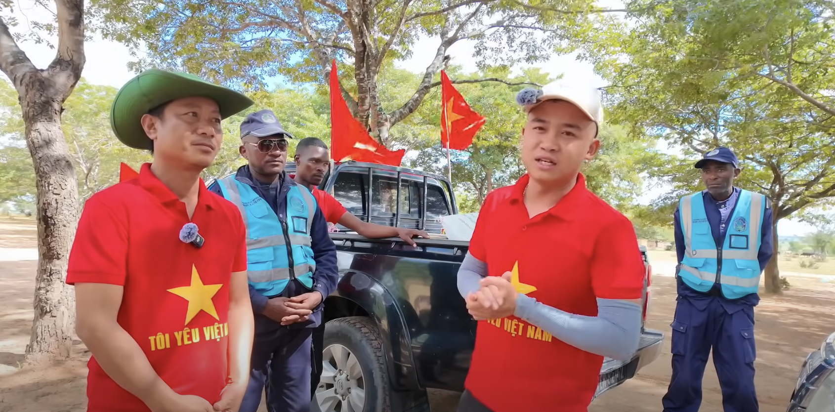Tranh cãi về sự thay đổi lớn trong team châu Phi sau khi Quang Linh Vlog bị khởi tố