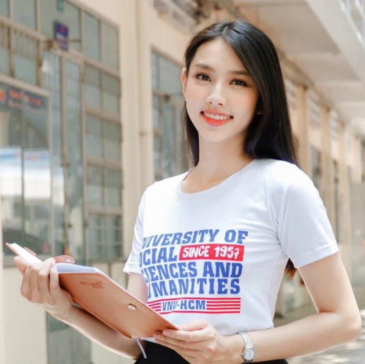 Nguyễn Thúc Thùy Tiên mặc đồng phục trường Đại học Khoa học xã hội và Nhân văn, Đại học Quốc gia TP.HCM. (Ảnh: FBNT)