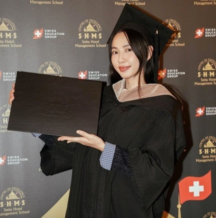 Thuỳ Tiên khoe ảnh nhận bằng thạc sĩ vào đầu năm 2025. (Ảnh: FBNV)