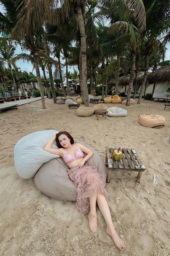 Diễn viên Việt 5 đời chồng mặc bikini khoe sắc vóc ngày càng tươi trẻ ở tuổi 49