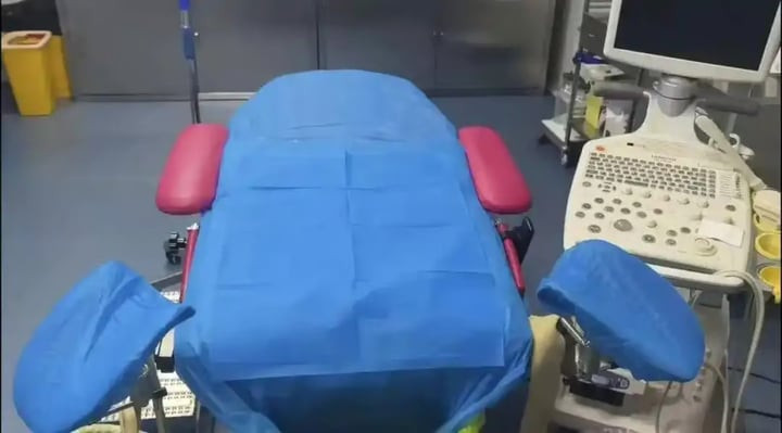 Chiếc ghế chuyên dụng để thực hiện các thủ thuật mang thai hộ. (Ảnh: Baidu)