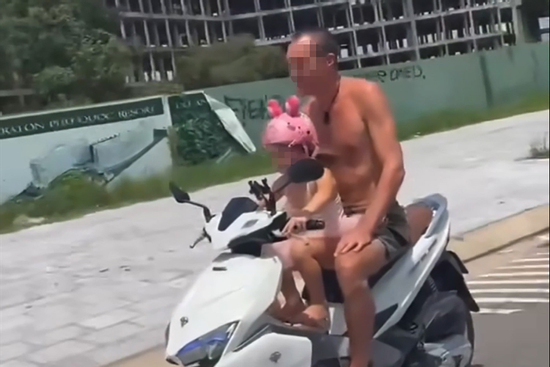 Du khách nước ngoài buông tay để em bé điều khiển xe máy ở Phú Quốc