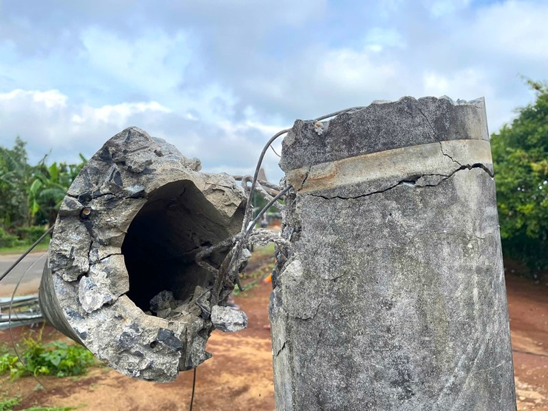 Hàng loạt cột điện gãy đổ sau dông lốc 3.jpg