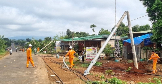 Hàng loạt cột điện gãy đôi sau giông lốc: Công ty điện lực nói gì?