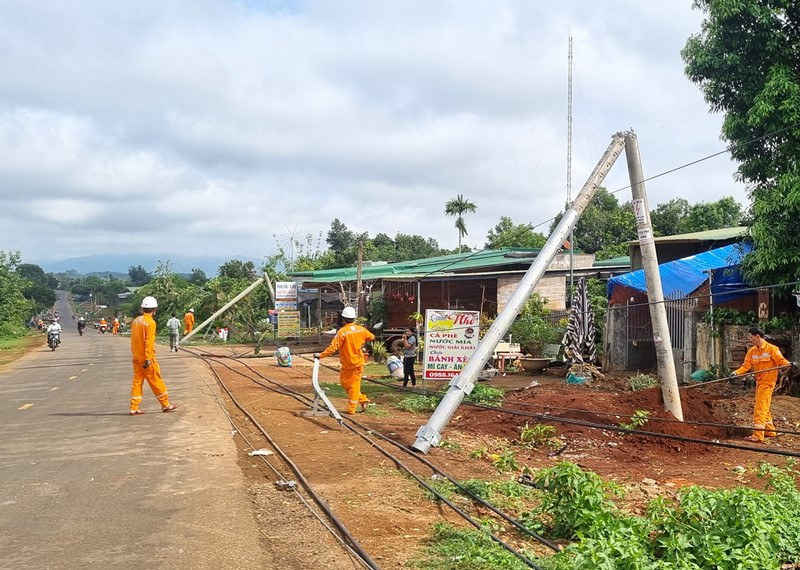 Hàng loạt cột điện gãy đổ sau dông lốc 1.jpg