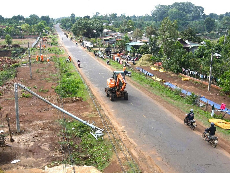 Hàng loạt cột điện gãy đổ sau dông lốc 2.jpg