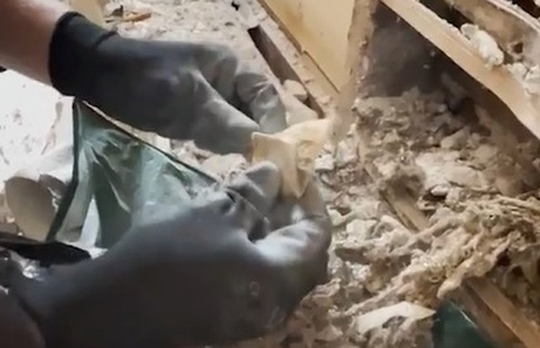 Kinh hãi phát hiện xương, răng người trong tường khi sửa nhà
