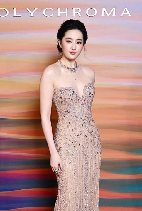 Lưu Diệc Phi tựa tiên tử tại sự kiện BVLGARI, đọ sắc cùng người đẹp Lisa (Blackpink) - Ảnh 1