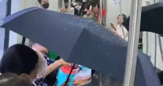 Nguyên nhân tàu metro Cát Linh - Hà Đông bị 'dột', khách che ô suốt hành trình