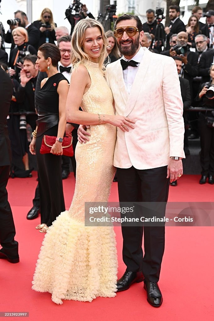 Nữ diễn viên '50 sắc thái' gầy trơ xương, mỹ nhân Pháp diện váy phản cảm tại Cannes ảnh 23