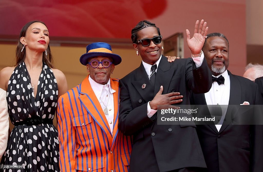 Nữ diễn viên '50 sắc thái' gầy trơ xương, mỹ nhân Pháp diện váy phản cảm tại Cannes ảnh 1