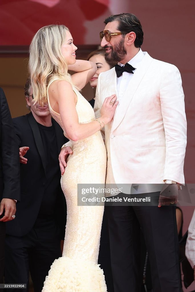 Nữ diễn viên '50 sắc thái' gầy trơ xương, mỹ nhân Pháp diện váy phản cảm tại Cannes ảnh 24