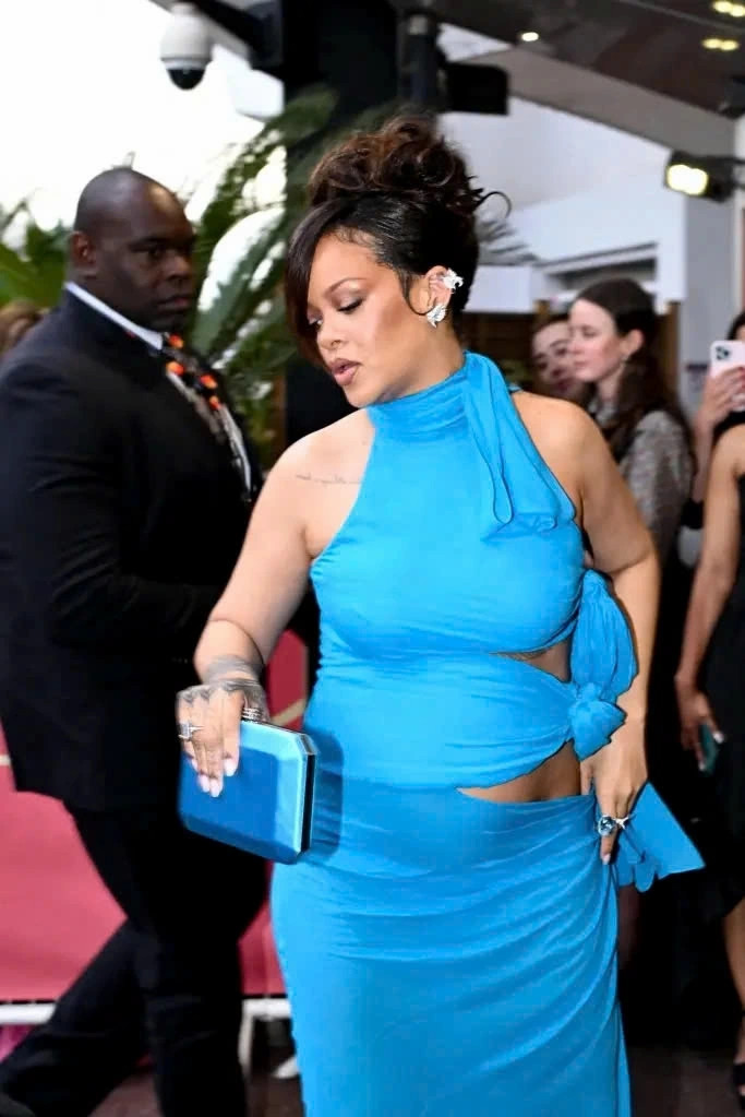 Rihanna bế bụng bầu lên thảm đỏ Liên hoan phim Cannes 2025 rihanna be bung bau len tham do lien hoan phim cannes 2025 hinh anh 3