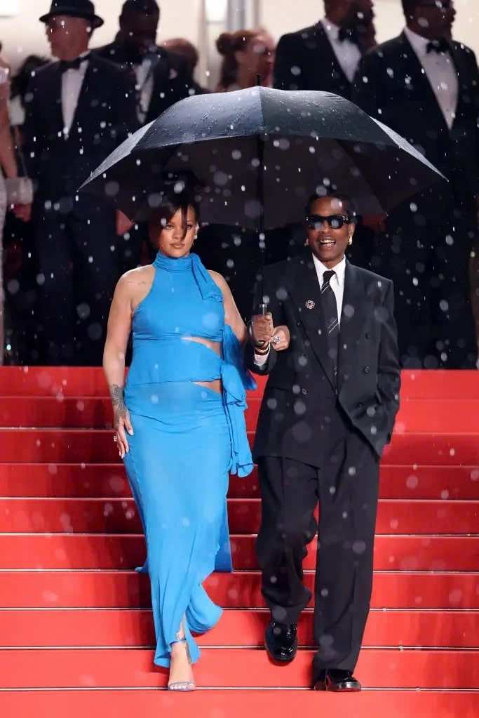 Rihanna bế bụng bầu lên thảm đỏ Liên hoan phim Cannes 2025 rihanna be bung bau len tham do lien hoan phim cannes 2025 hinh anh 2