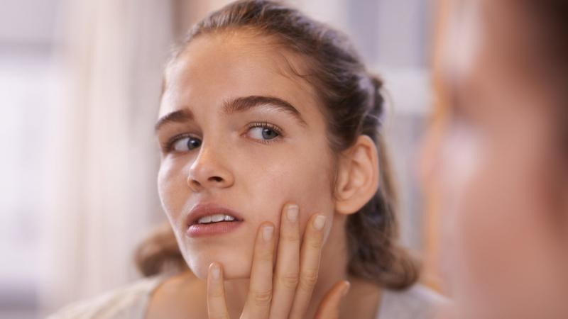 Thói quen sờ tay lên mặt gây hại gì cho làn da?- Ảnh 1.