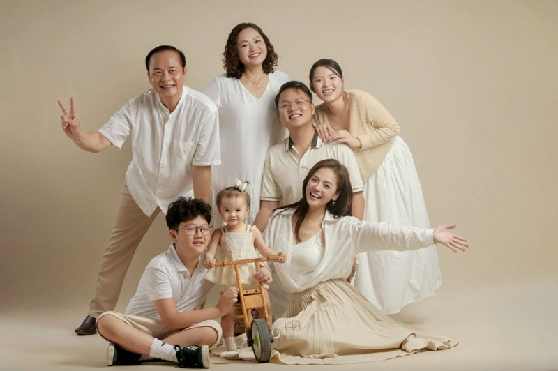 Biểu cảm hài hước của bé Thị Tằm nhà Thu Quỳnh khi chính thức 'có tuổi' thu quynh 3.jpg