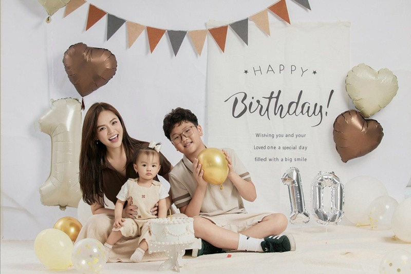 Biểu cảm hài hước của bé Thị Tằm nhà Thu Quỳnh khi chính thức 'có tuổi' thu quynh .jpg