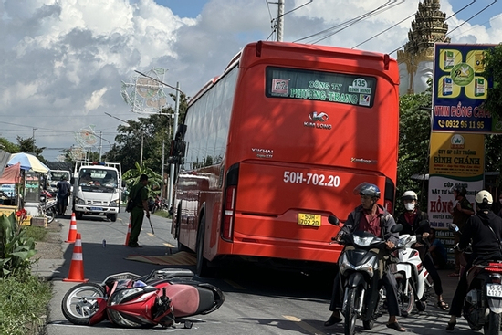 Va chạm với xe khách Phương Trang, cô gái tử vong thương tâm