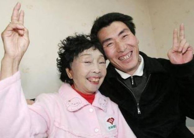 Muốn cưới chàng trai 25 tuổi, bà lão 60 tuổi chấp nhận đau đớn làm việc này- Ảnh 1.