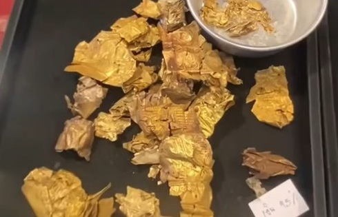 Nhặt được vàng khi đang nhổ cỏ, người đàn ông mang đi kiểm tra thì sốc nặng