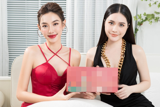 Rầm rộ clip Đoàn Di Băng và hoa hậu Thùy Tiên bắt tay bán hàng online, chốt đơn choáng váng