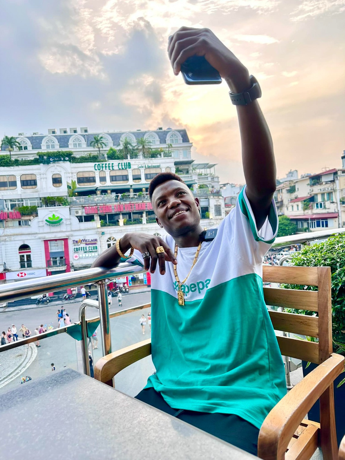 Thành viên nổi tiếng team châu Phi gặp kiếp nạn lớn sau khi Quang Linh Vlog bị bắt