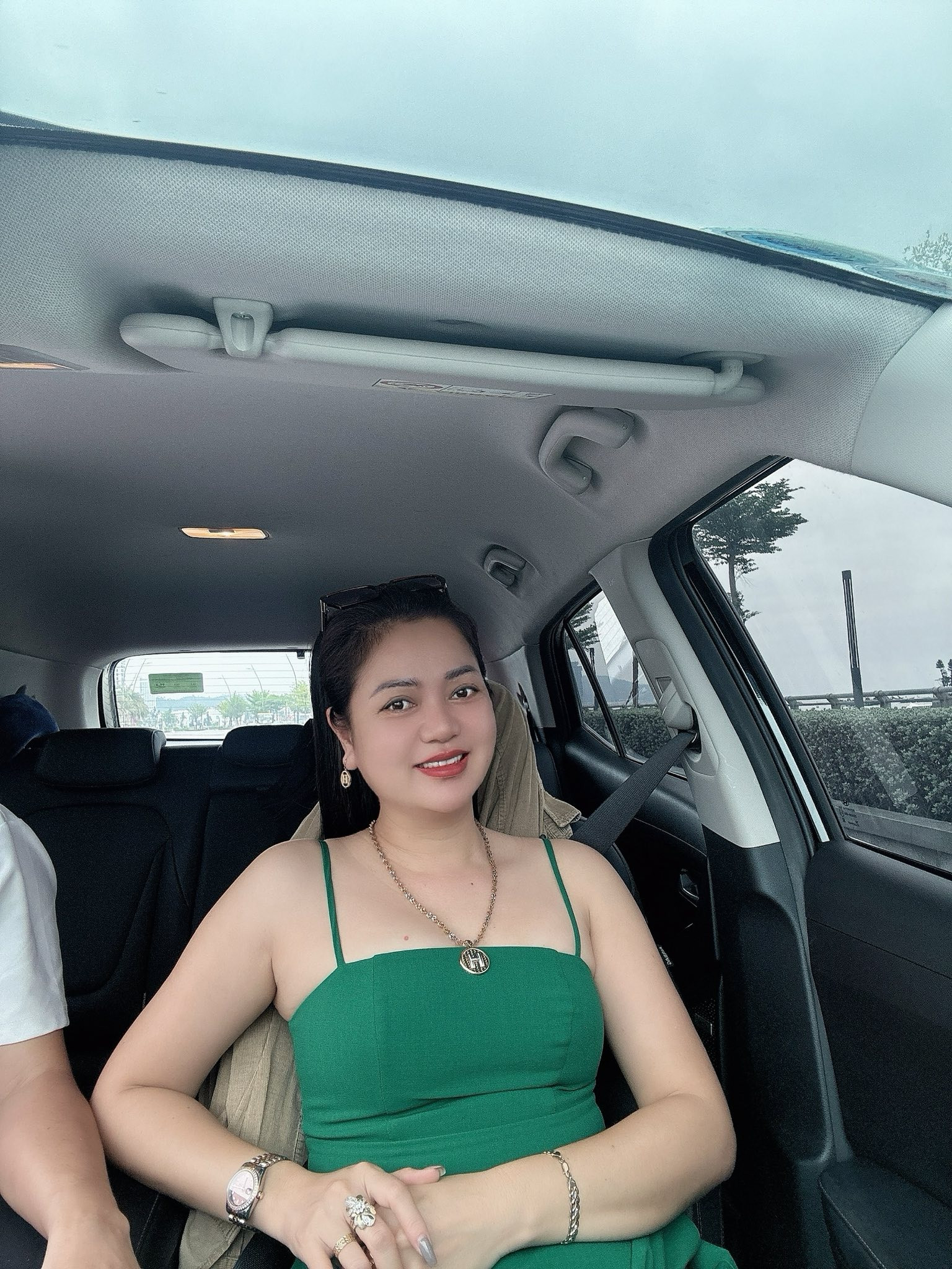Kiểu váy 2 dây được bạn gái Hiệp Gà tích cực lăng xê Kiểu váy 2 dây được bạn gái Hiệp Gà tích cực lăng xê- Ảnh 7.