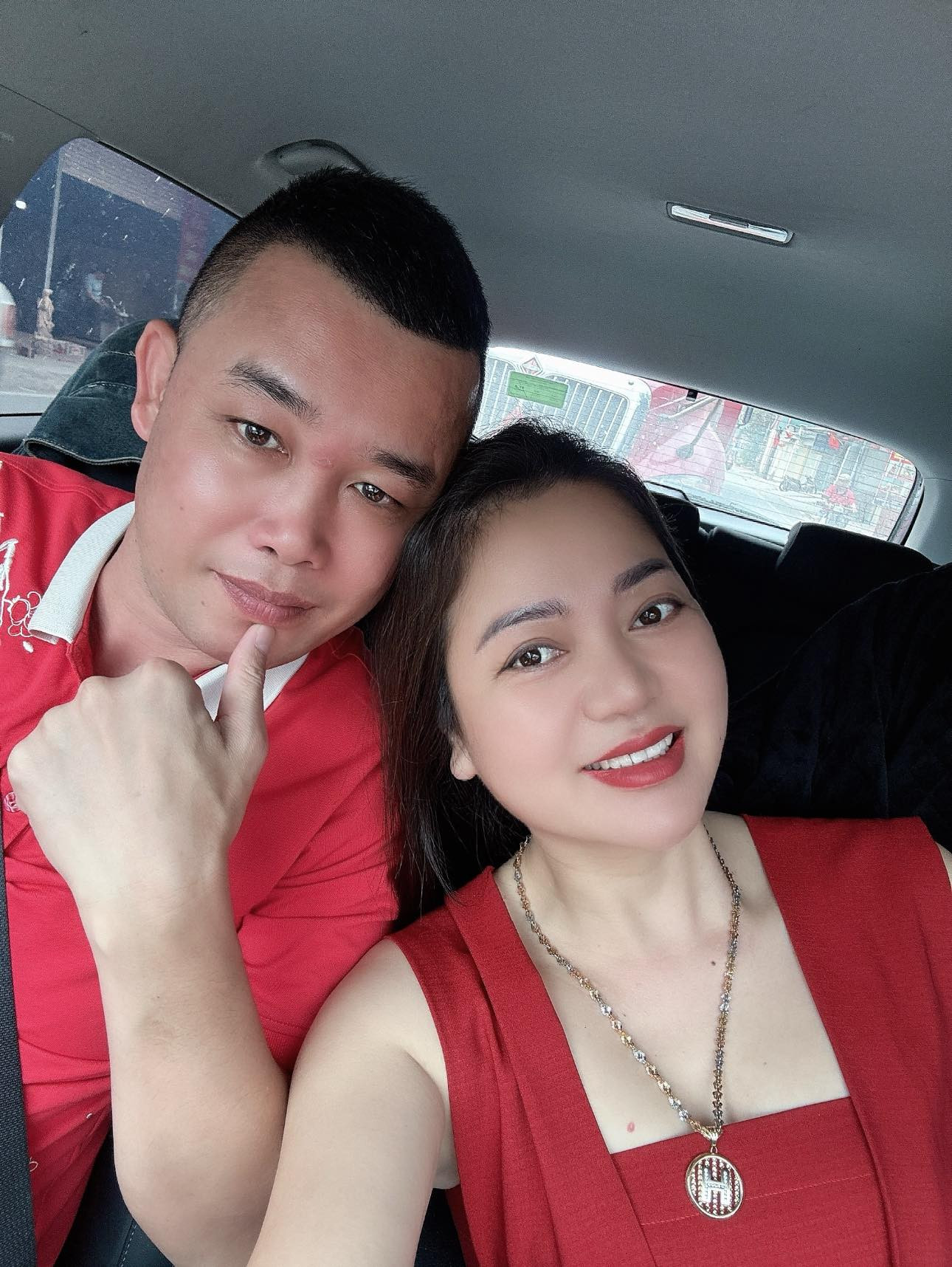 Kiểu váy 2 dây được bạn gái Hiệp Gà tích cực lăng xê Kiểu váy 2 dây được bạn gái Hiệp Gà tích cực lăng xê- Ảnh 2.