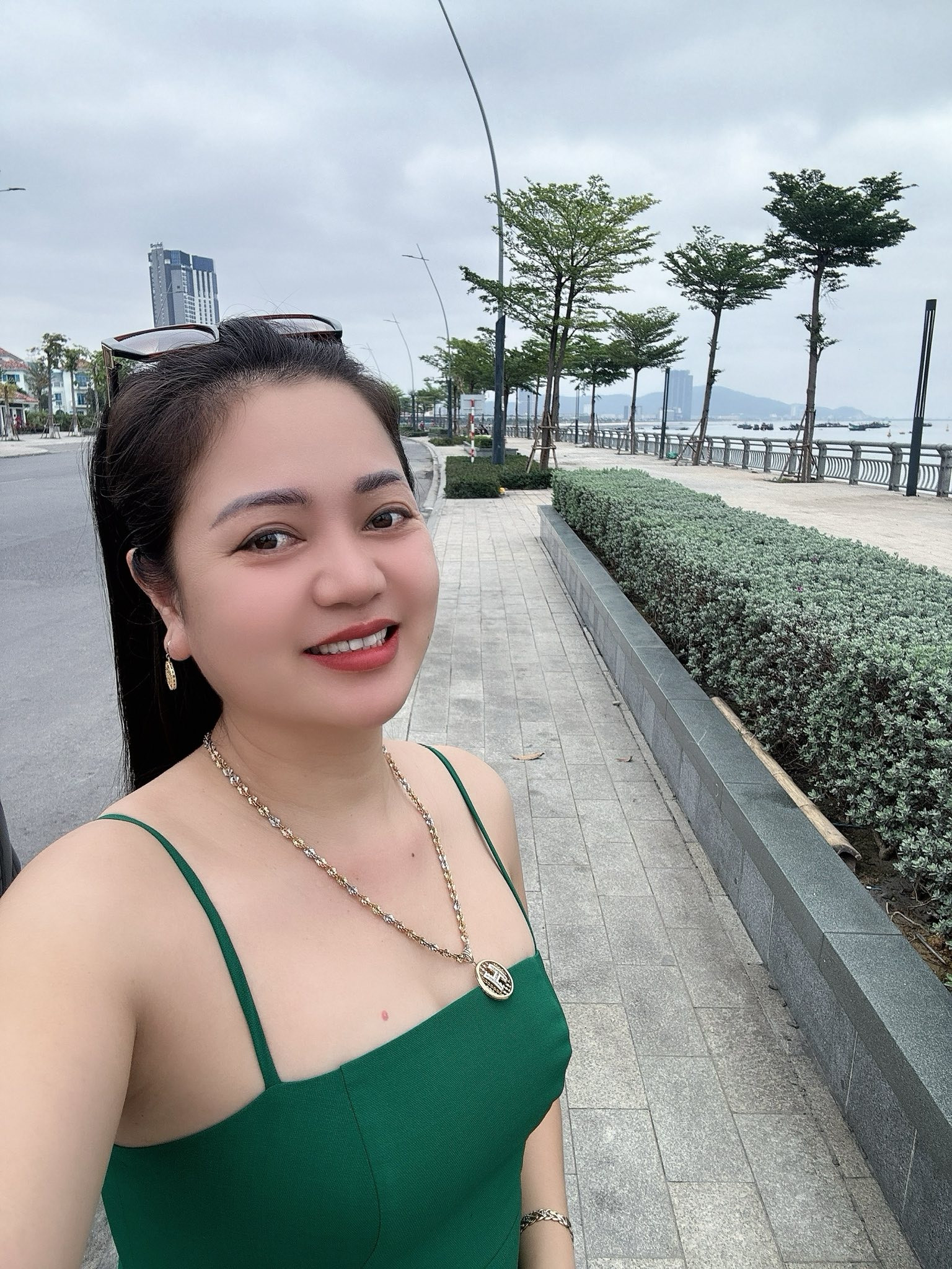 Kiểu váy 2 dây được bạn gái Hiệp Gà tích cực lăng xê Kiểu váy 2 dây được bạn gái Hiệp Gà tích cực lăng xê- Ảnh 8.