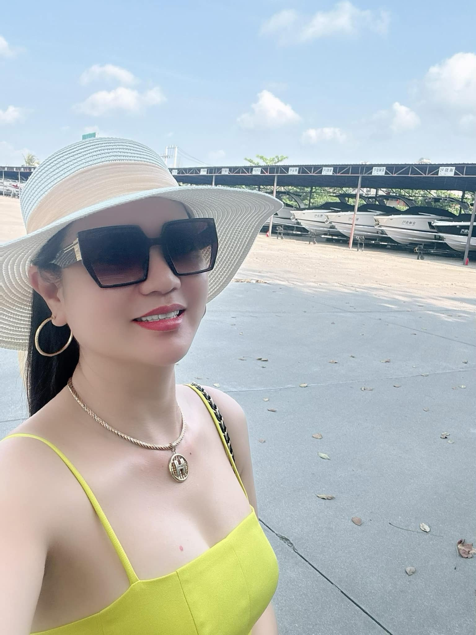 Kiểu váy 2 dây được bạn gái Hiệp Gà tích cực lăng xê Kiểu váy 2 dây được bạn gái Hiệp Gà tích cực lăng xê- Ảnh 10.