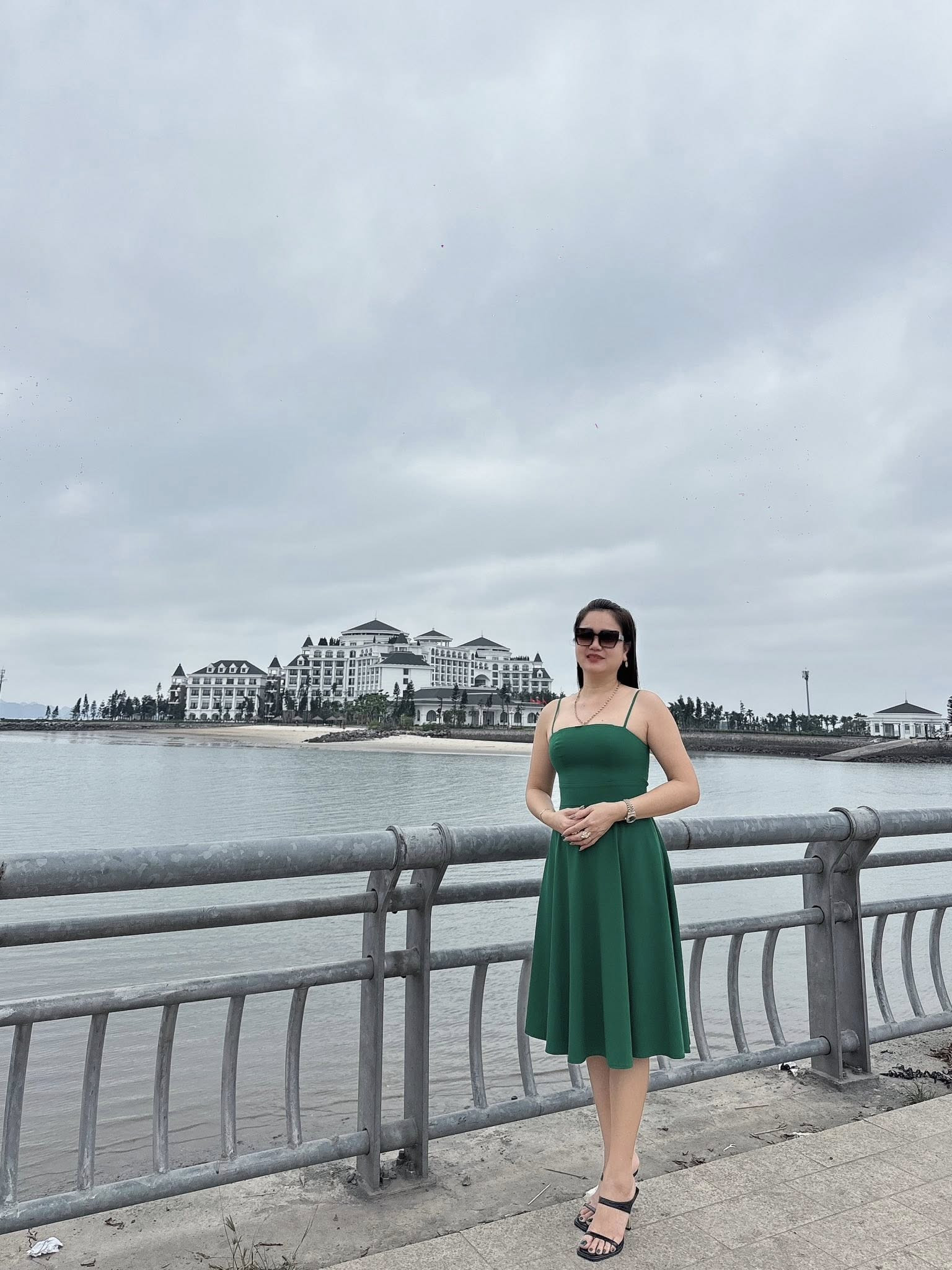 Kiểu váy 2 dây được bạn gái Hiệp Gà tích cực lăng xê- Ảnh 9.