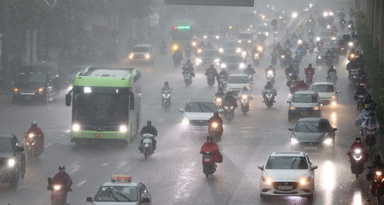 Mưa rất lớn ở miền Bắc, tâm điểm dồn dập nhất vào khu vực nào?