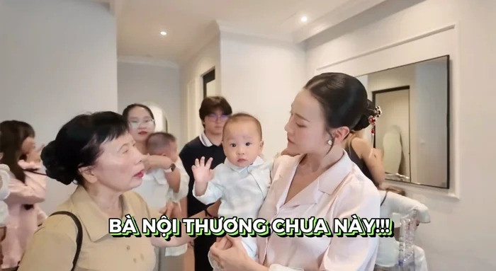 Phương Oanh bị mẹ chồng nhắc nhở giữa nơi đông người phản ứng người đẹp gây chú ý