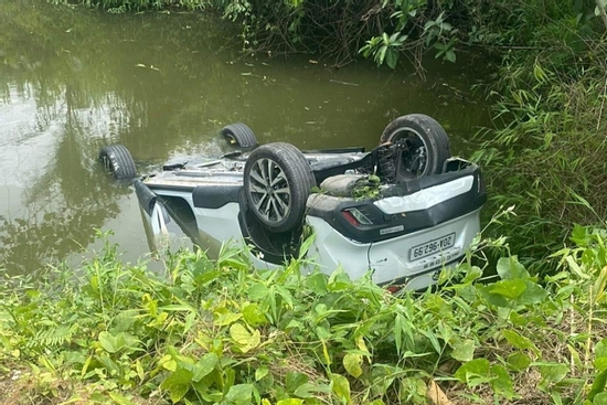 Tiếng kêu thất thanh sau khi ô tô lao xuống ao, lật ngửa khiến người phụ nữ tử vong