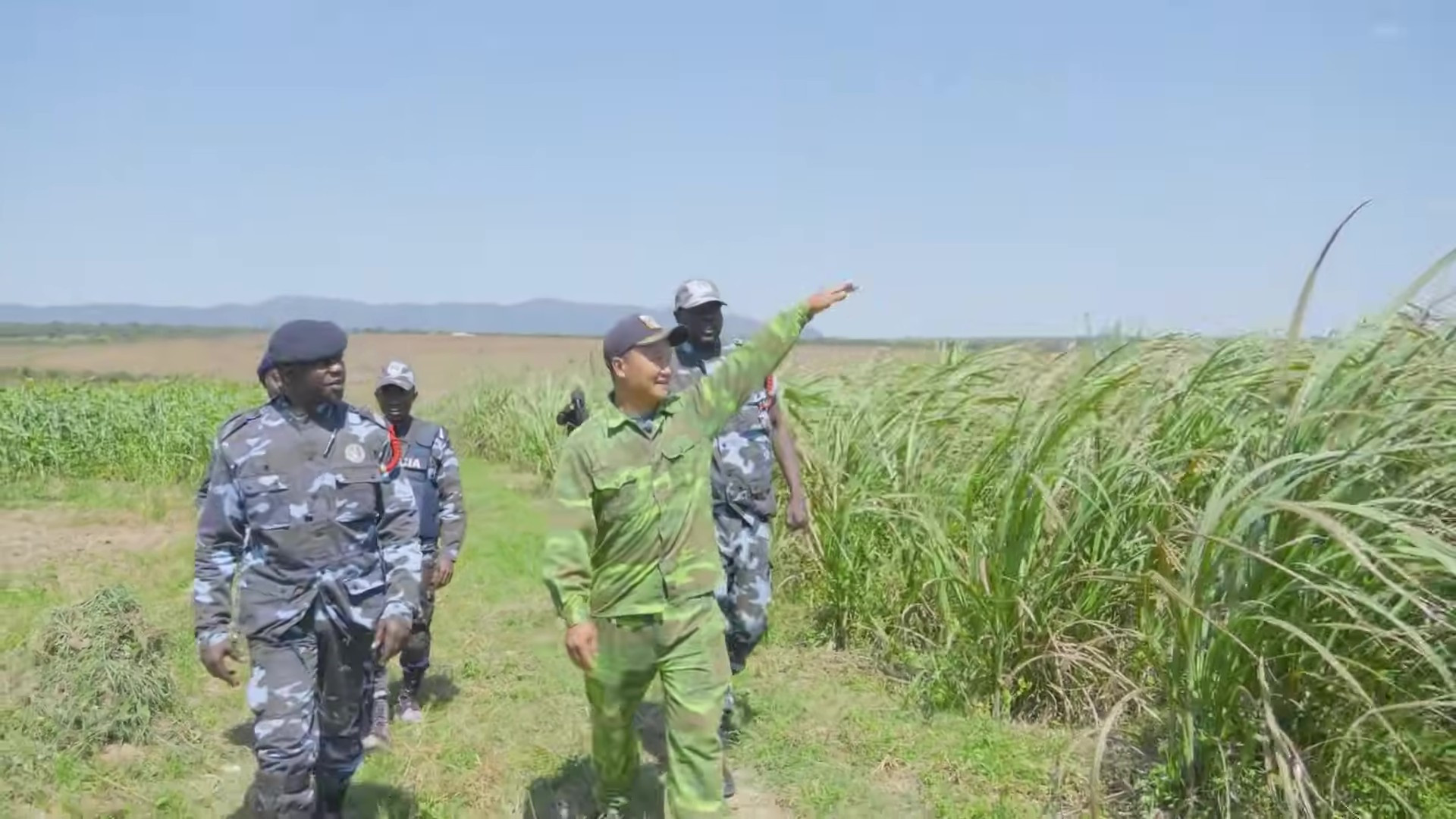 Trang trại Quang Linh Vlog ở châu Phi bị cảnh sát bao vây kiểm tra