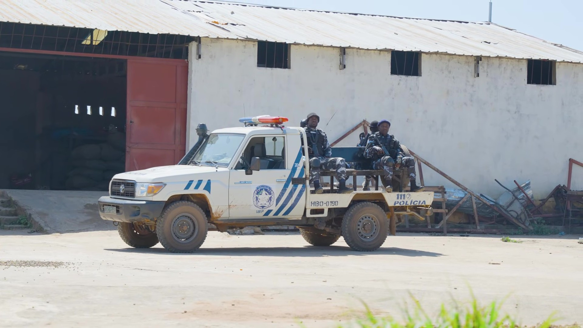 Trang trại Quang Linh Vlog ở châu Phi bị cảnh sát bao vây kiểm tra