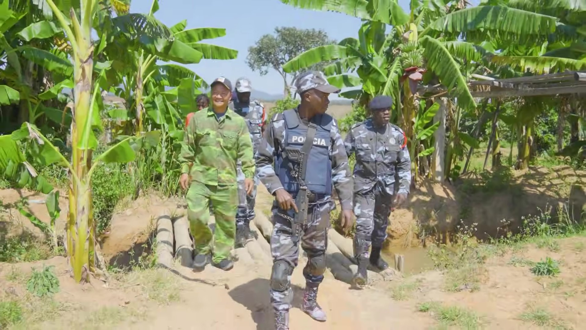 Trang trại Quang Linh Vlog ở châu Phi bị cảnh sát bao vây kiểm tra