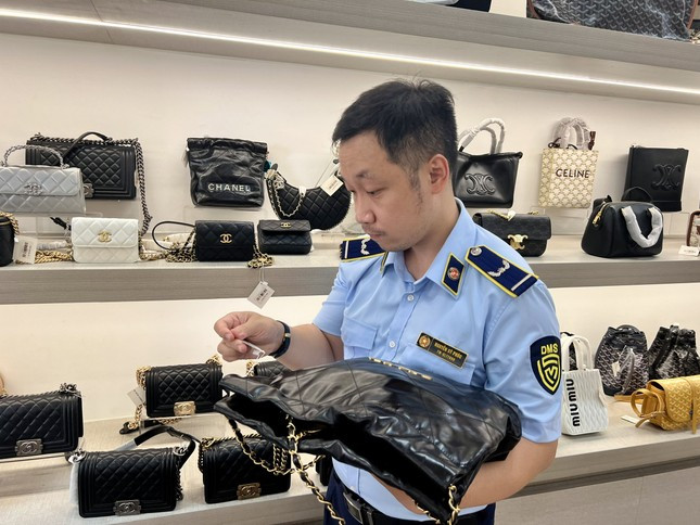 Túi, ví giống đồ hiệu Hermès, Chanel, Gucci giá siêu rẻ tại trung tâm Đà Nẵng ảnh 1