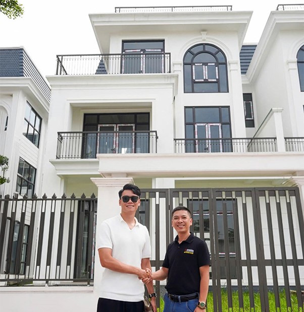 Vợ chồng tiền vệ Thành Chung khoe biệt thự chục tỷ hoành tráng, sang chảnh- Ảnh 1.