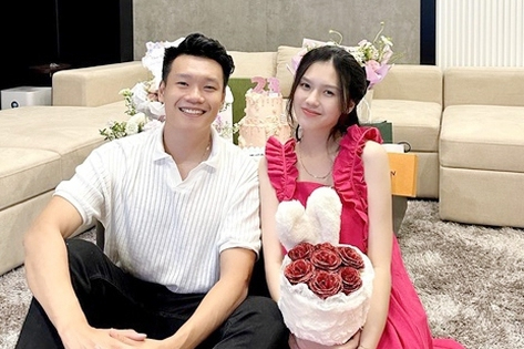 Vợ chồng tiền vệ Thành Chung khoe biệt thự chục tỷ hoành tráng, sang chảnh