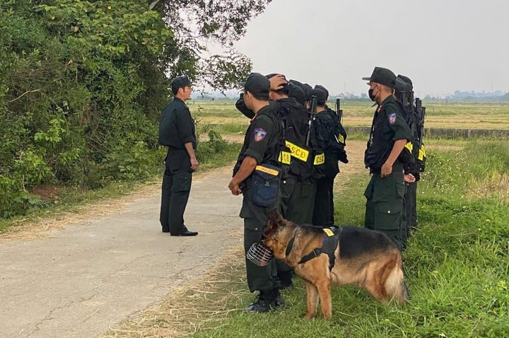 Chó nghiệp vụ được huy động đến hiện trường để truy bắt nghi phạm nhưng đến sáng nay chưa có kết quả. (Ảnh: Công an Quảng Trị)