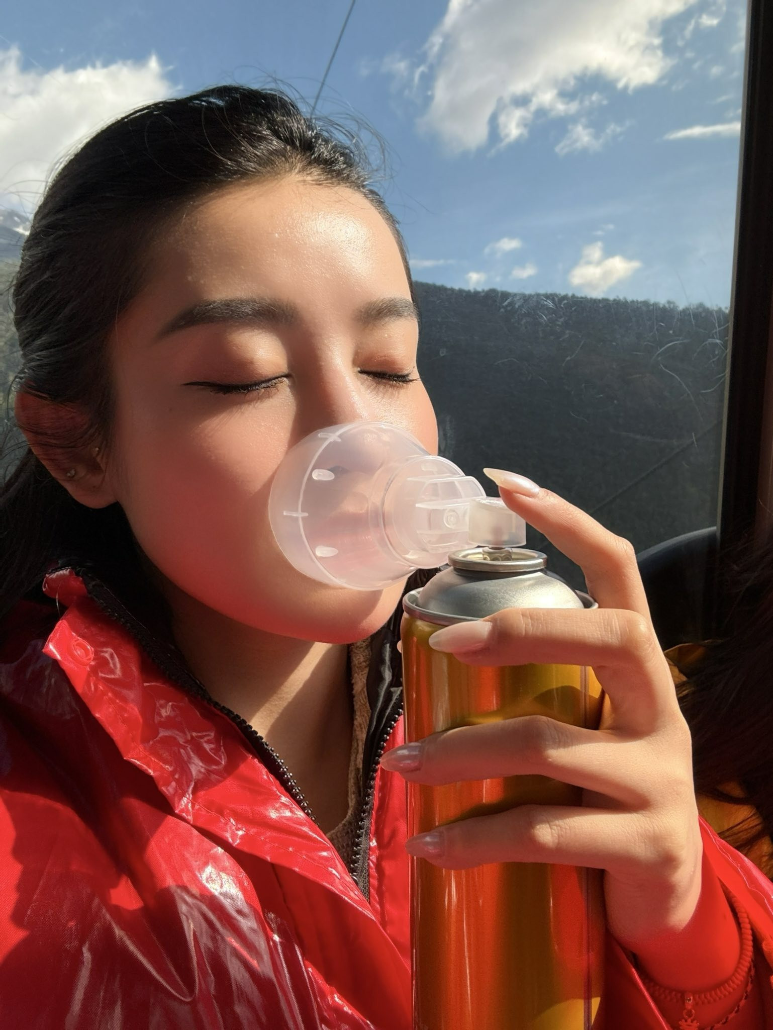 Á hậu Huyền My lộ mắt sưng vù