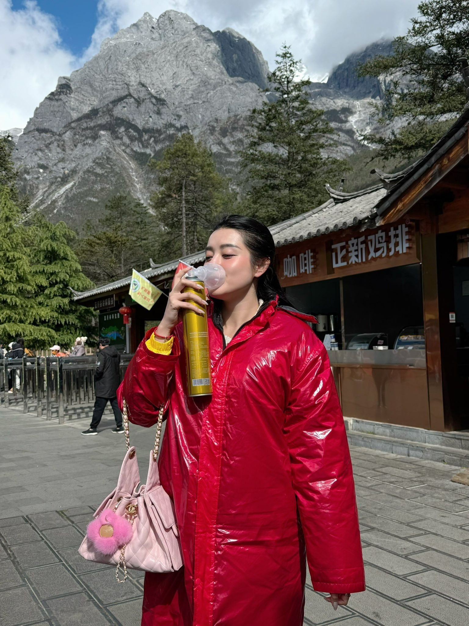 Á hậu Huyền My lộ mắt sưng vù