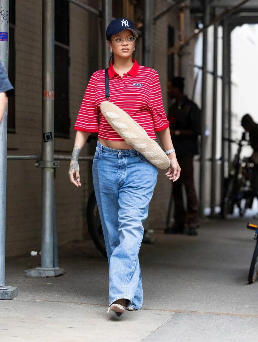 cach rihanna pha vo quy chuan phong cach thoi trang ba bau hinh anh 2