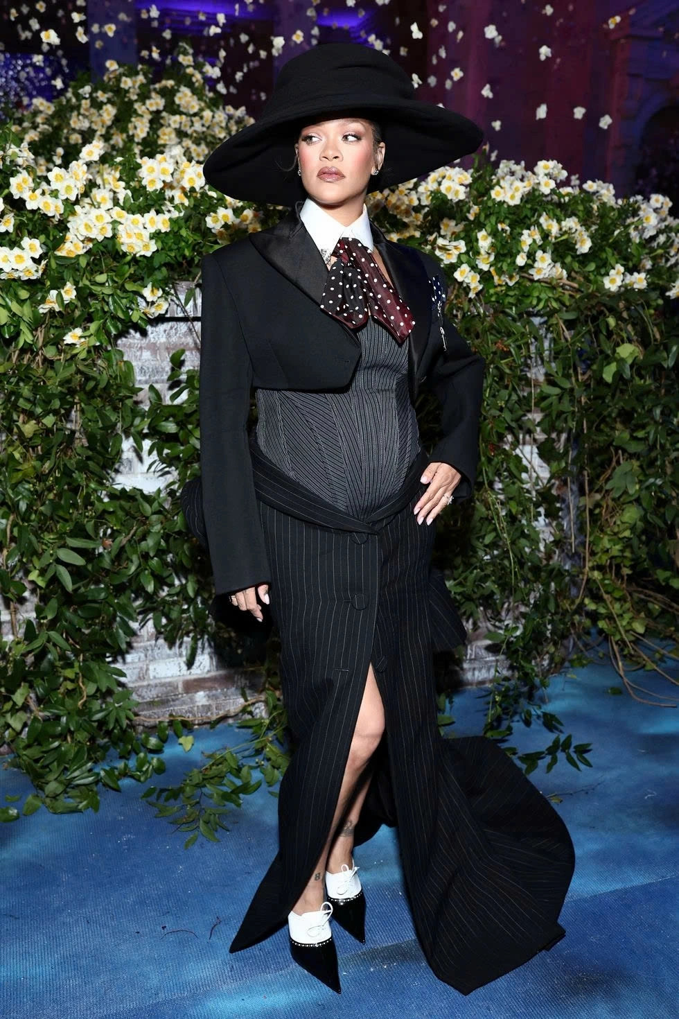 cach rihanna pha vo quy chuan phong cach thoi trang ba bau hinh anh 4